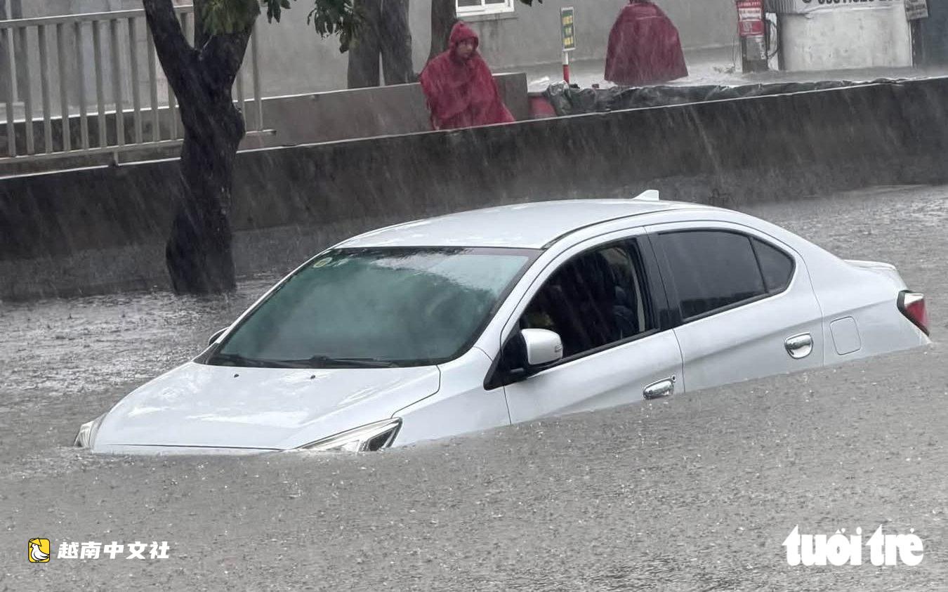 越南榮市大雨過後,救援隊忙得滿頭大汗