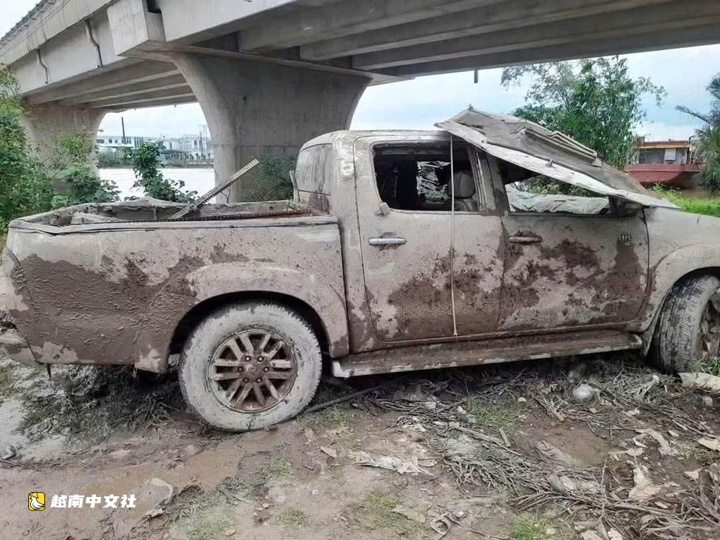 越南永隆省運河底發現皮卡車及人體骸骨