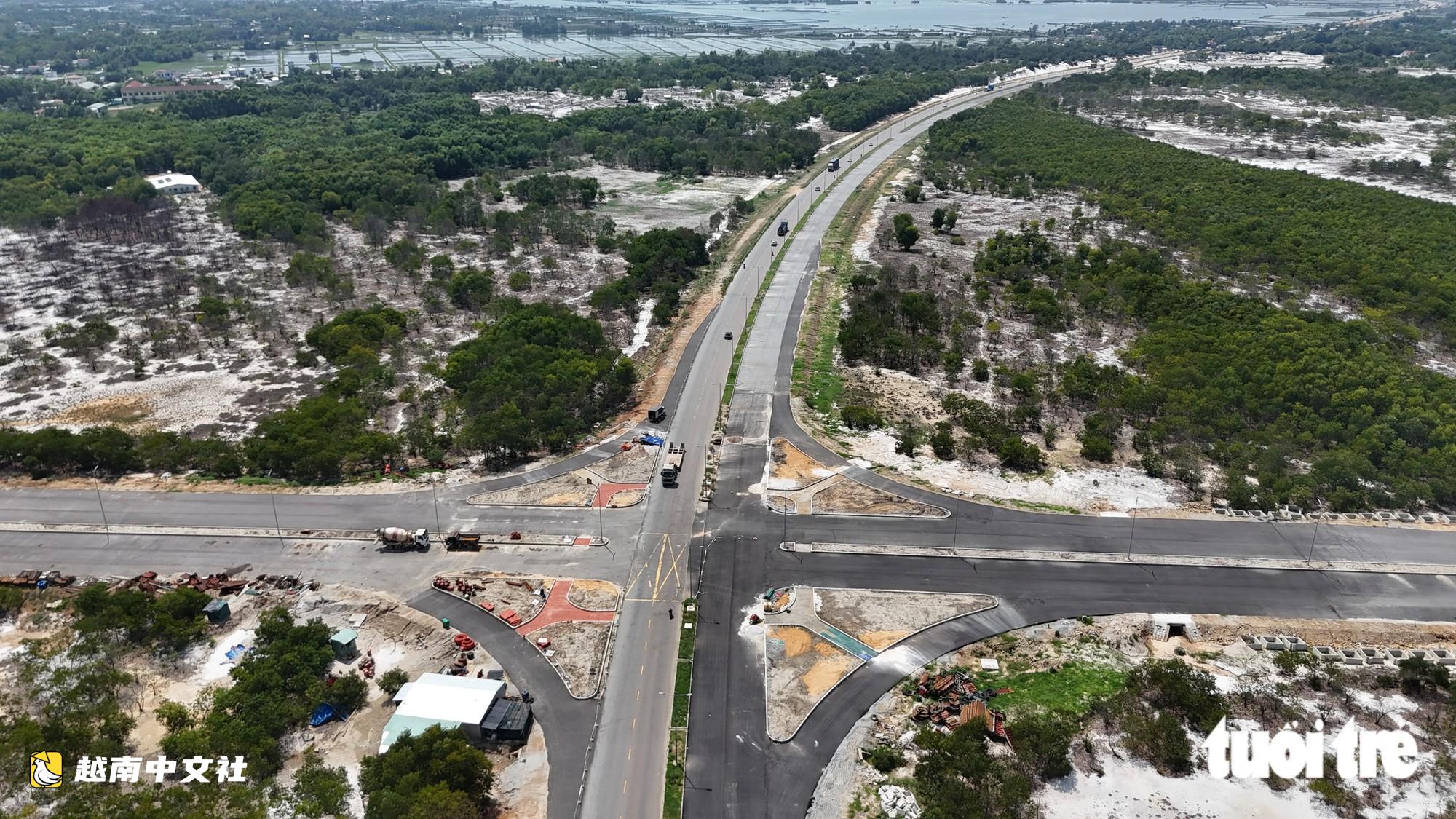 越南連接峴港—茱萊兩座機場的千億級沿海公路面貌