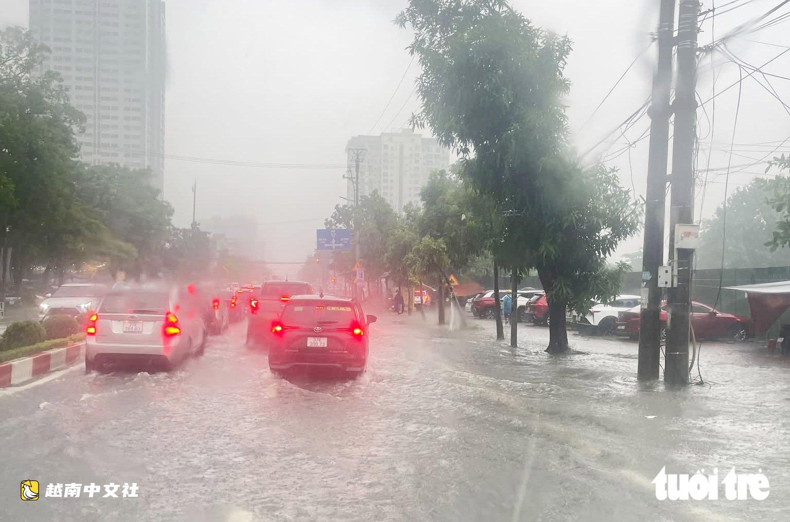 越南暴雨致榮市市中心積水超半米,多輛汽車熄火被迫呼叫救援
