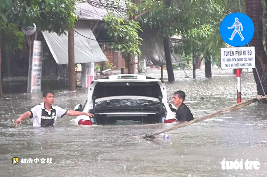 越南榮市大雨過後,救援隊忙得滿頭大汗