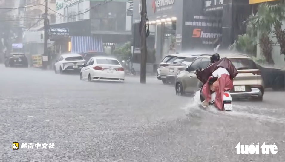越南暴雨致榮市市中心積水超半米,多輛汽車熄火被迫呼叫救援