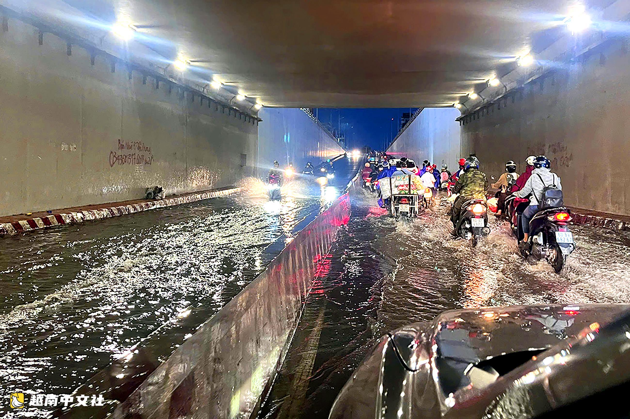 越南同奈省暴雨,新豐隧道及多條道路被淹