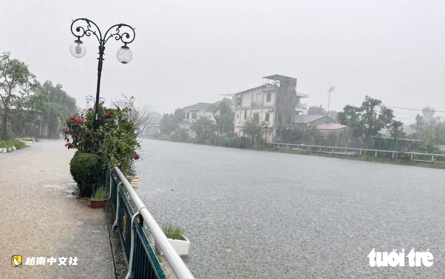 越南暴雨致榮市市中心積水超半米,多輛汽車熄火被迫呼叫救援