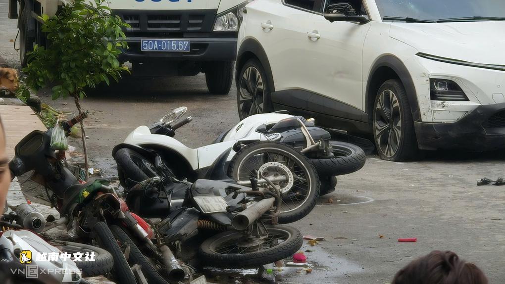 越南胡志明市一酒館前汽車連撞5輛摩托車