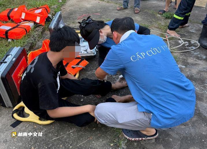 越南河內警方救出兩名被困下水道人員