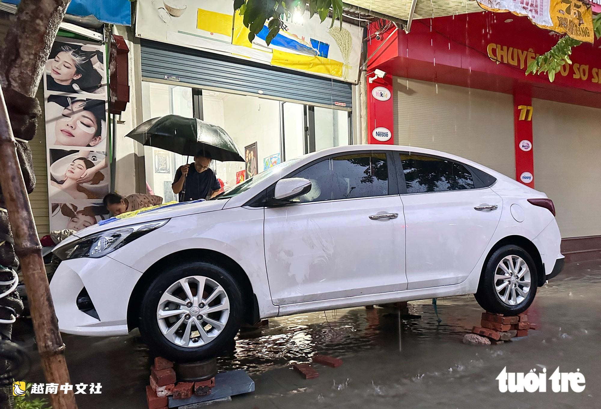 越南榮市大雨過後,救援隊忙得滿頭大汗