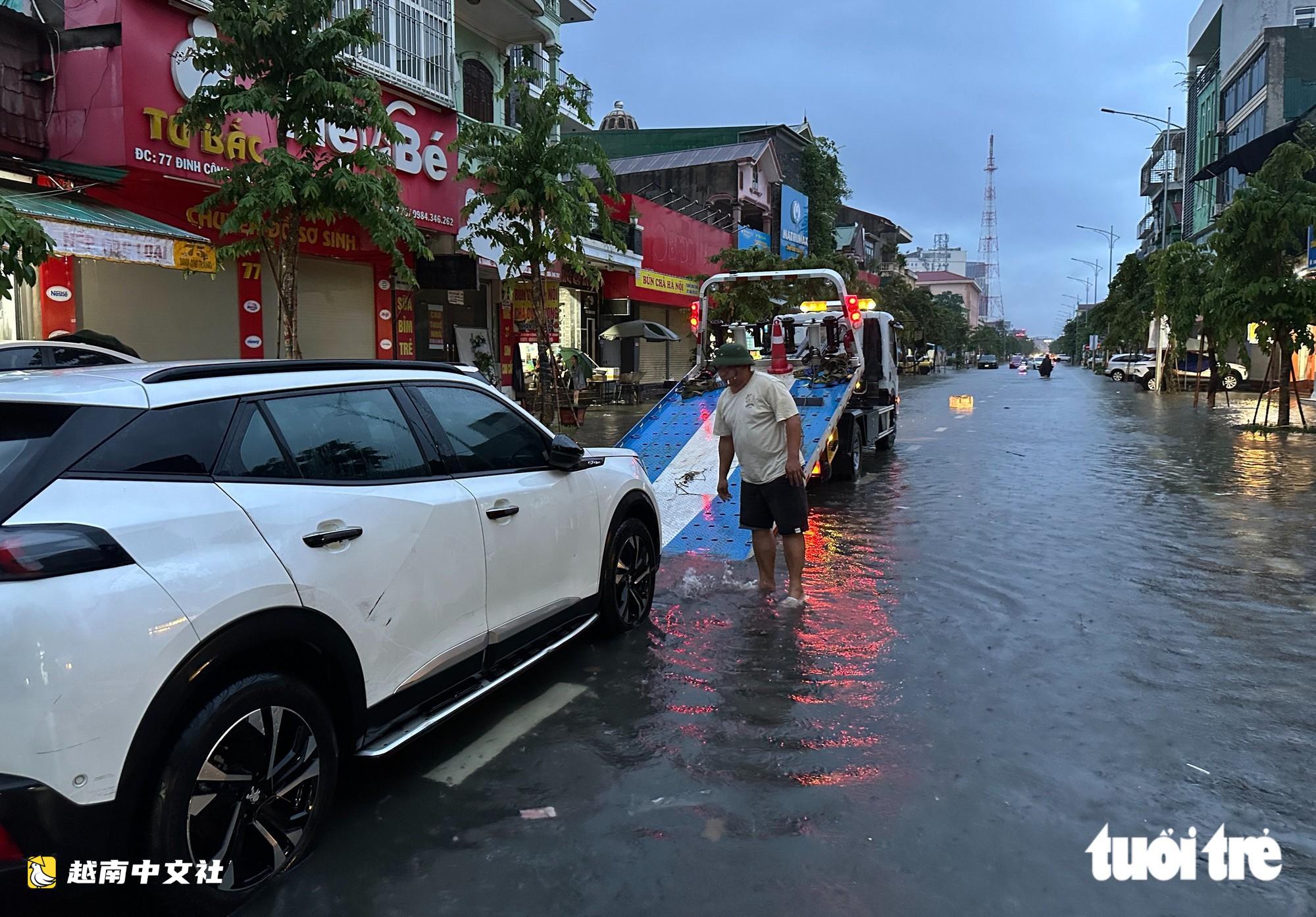 越南榮市大雨過後,救援隊忙得滿頭大汗