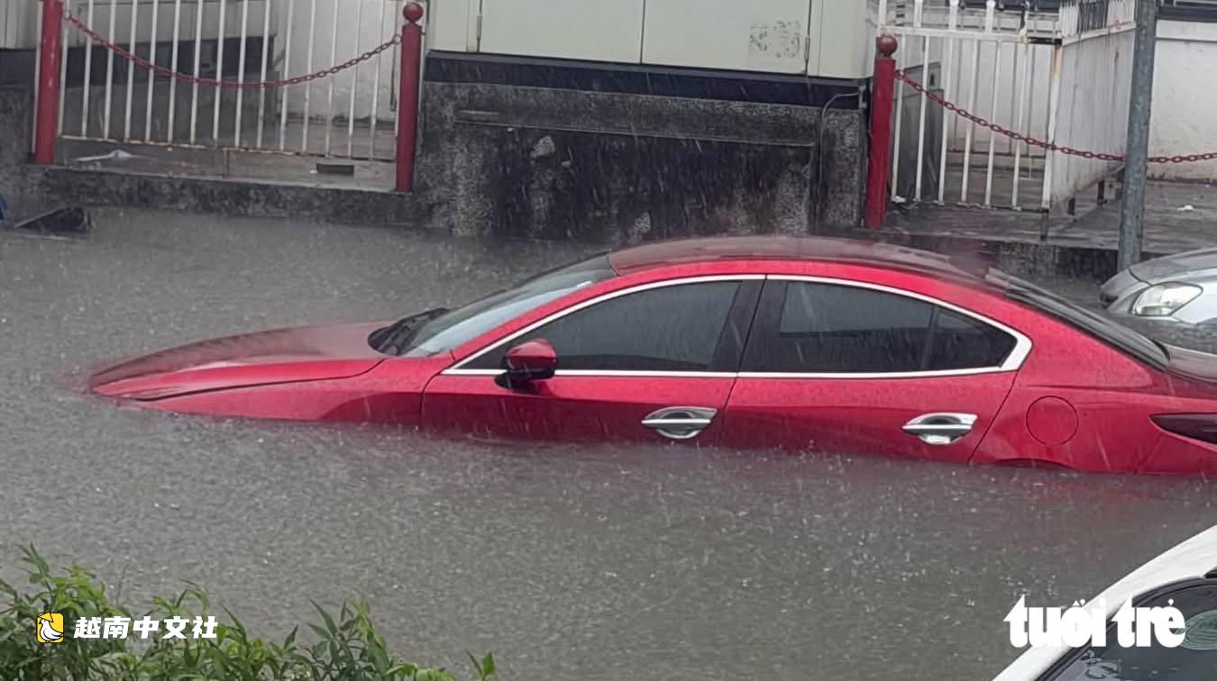 越南榮市大雨過後,救援隊忙得滿頭大汗