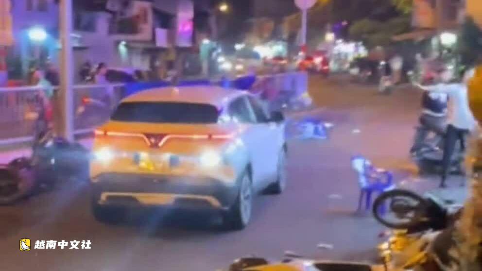 越南胡志明市一酒館前汽車連撞5輛摩托車