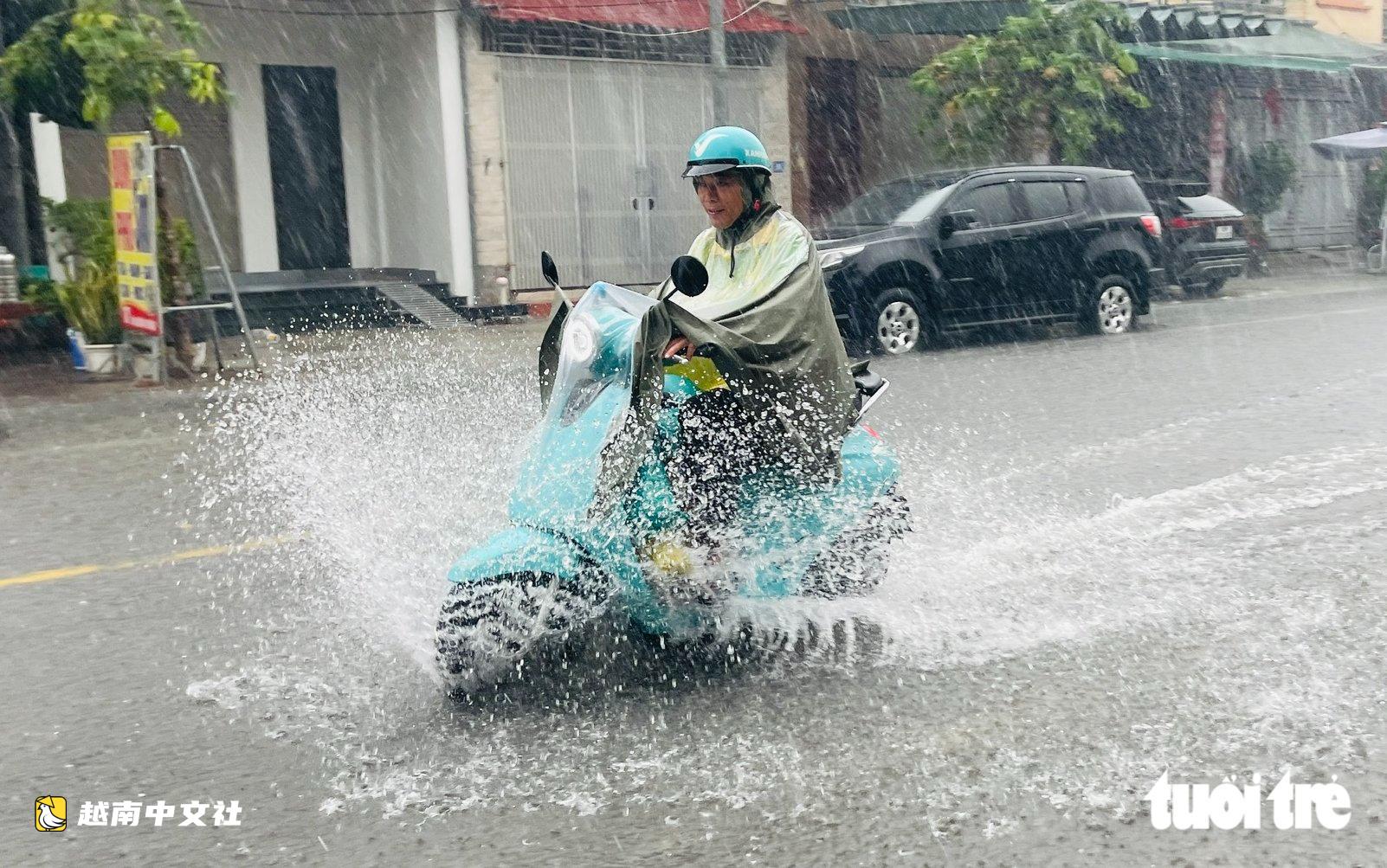 越南暴雨致榮市市中心積水超半米,多輛汽車熄火被迫呼叫救援