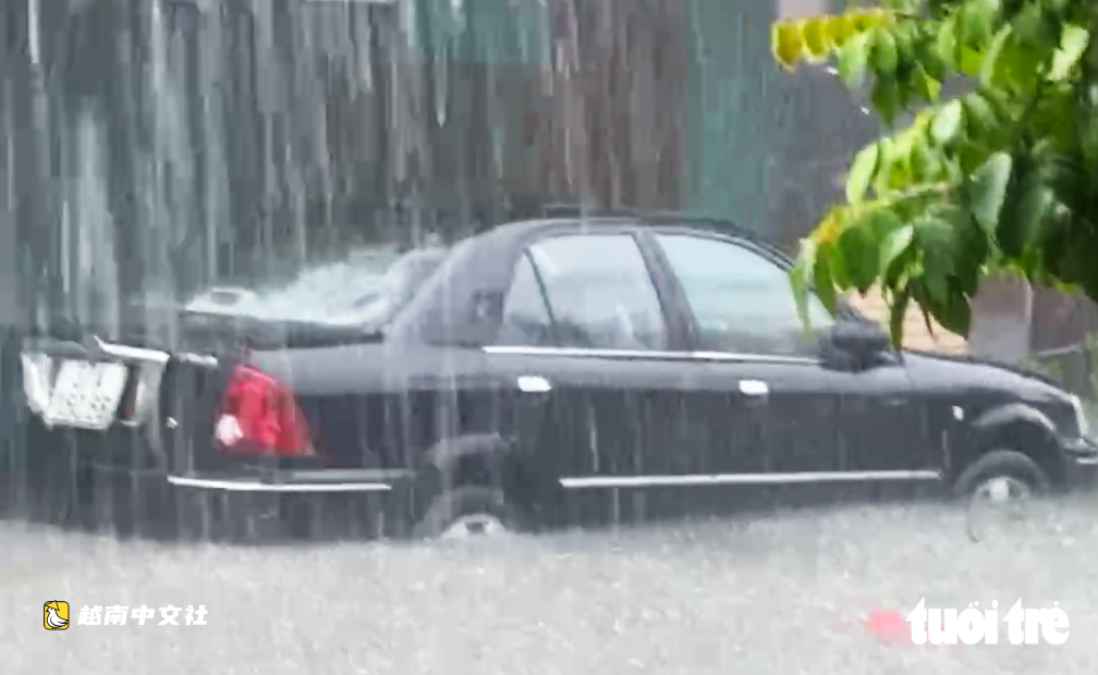越南暴雨致榮市市中心積水超半米,多輛汽車熄火被迫呼叫救援