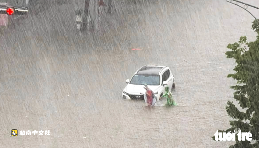 越南榮市大雨過後,救援隊忙得滿頭大汗