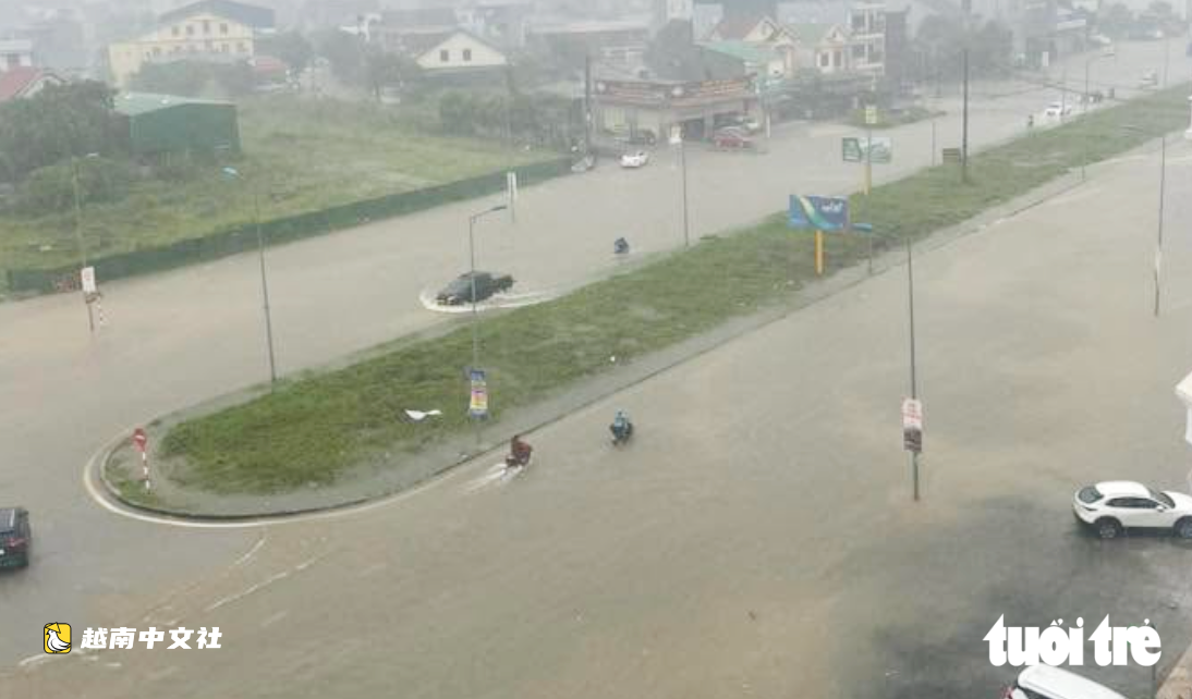 越南暴雨致榮市市中心積水超半米,多輛汽車熄火被迫呼叫救援