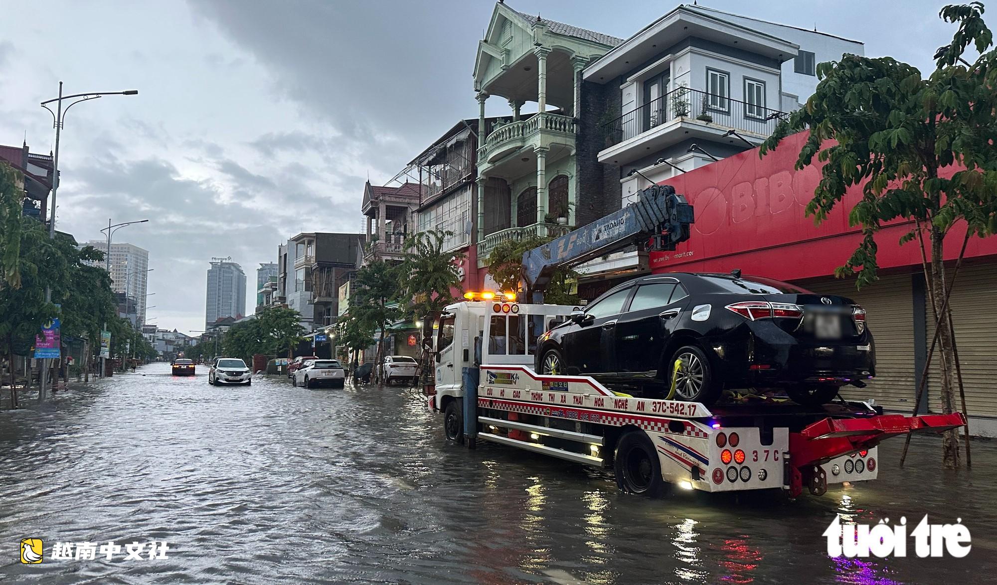 越南榮市大雨過後,救援隊忙得滿頭大汗