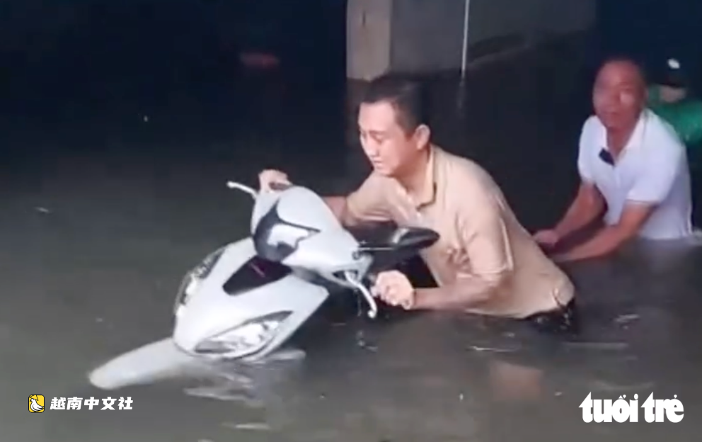 越南榮市歷史性暴雨後:抽水一整天,‘救出’公寓地下車庫多輛摩托車