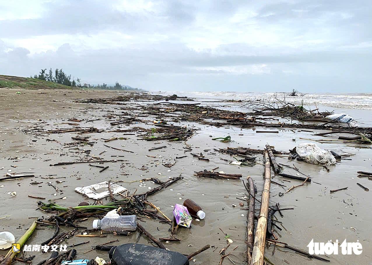 越南:大雨過後垃圾漂流覆蓋海灘