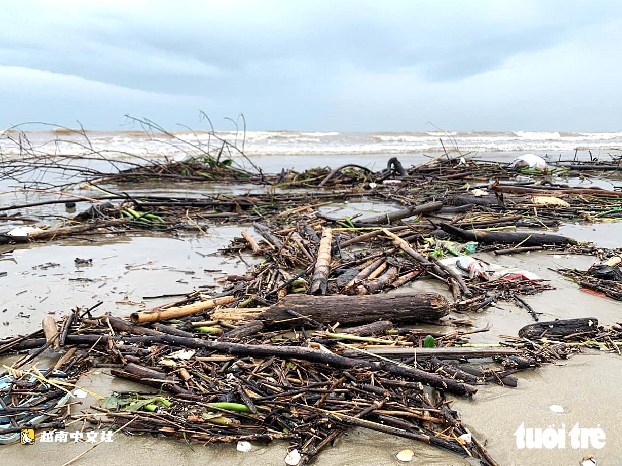 越南:大雨過後垃圾漂流覆蓋海灘