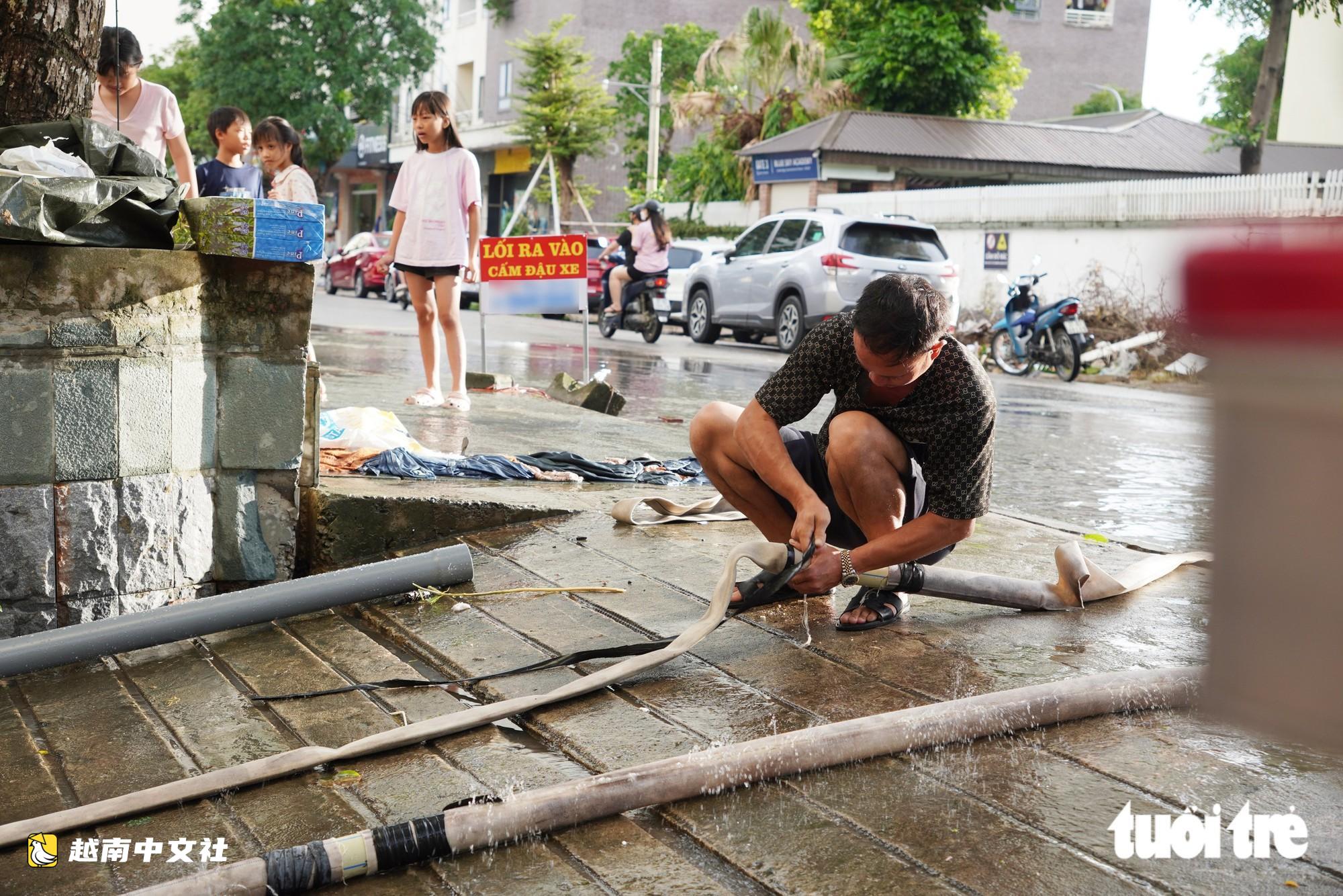 越南榮市歷史性暴雨後:抽水一整天,‘救出’公寓地下車庫多輛摩托車