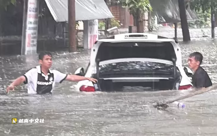 越南榮市市場在創紀錄暴雨後垃圾與貨物一片狼藉