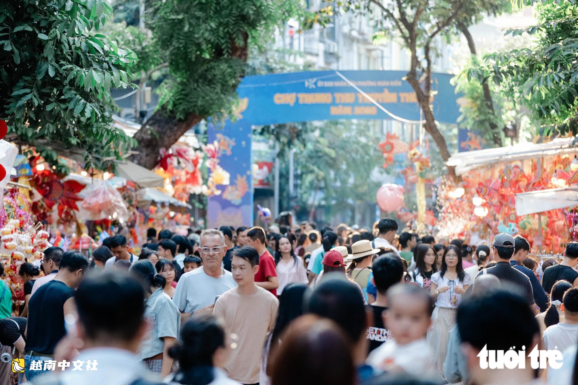 越南河內行馬街人潮湧動,中秋前夕色彩絢麗