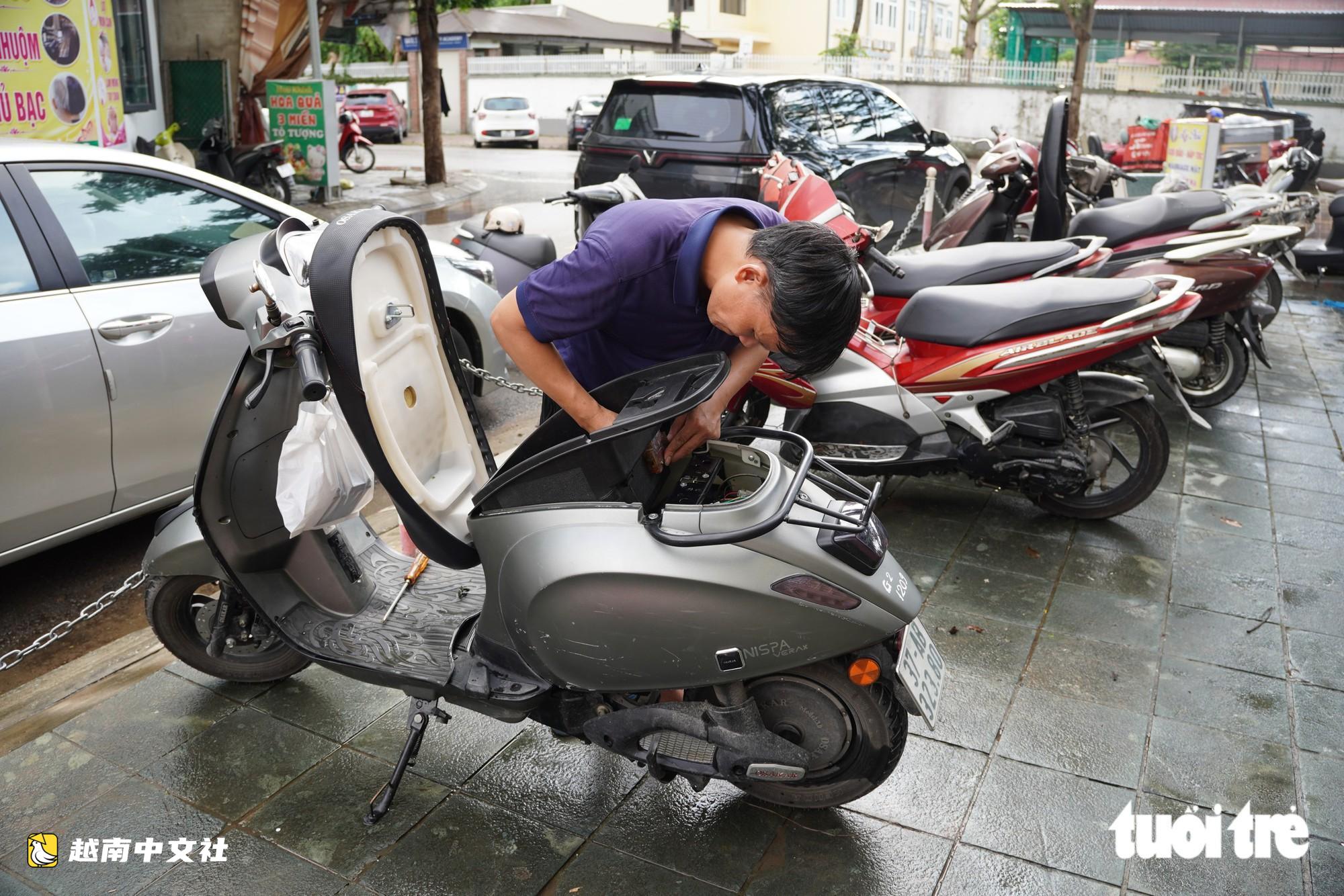 越南榮市歷史性暴雨後:抽水一整天,‘救出’公寓地下車庫多輛摩托車
