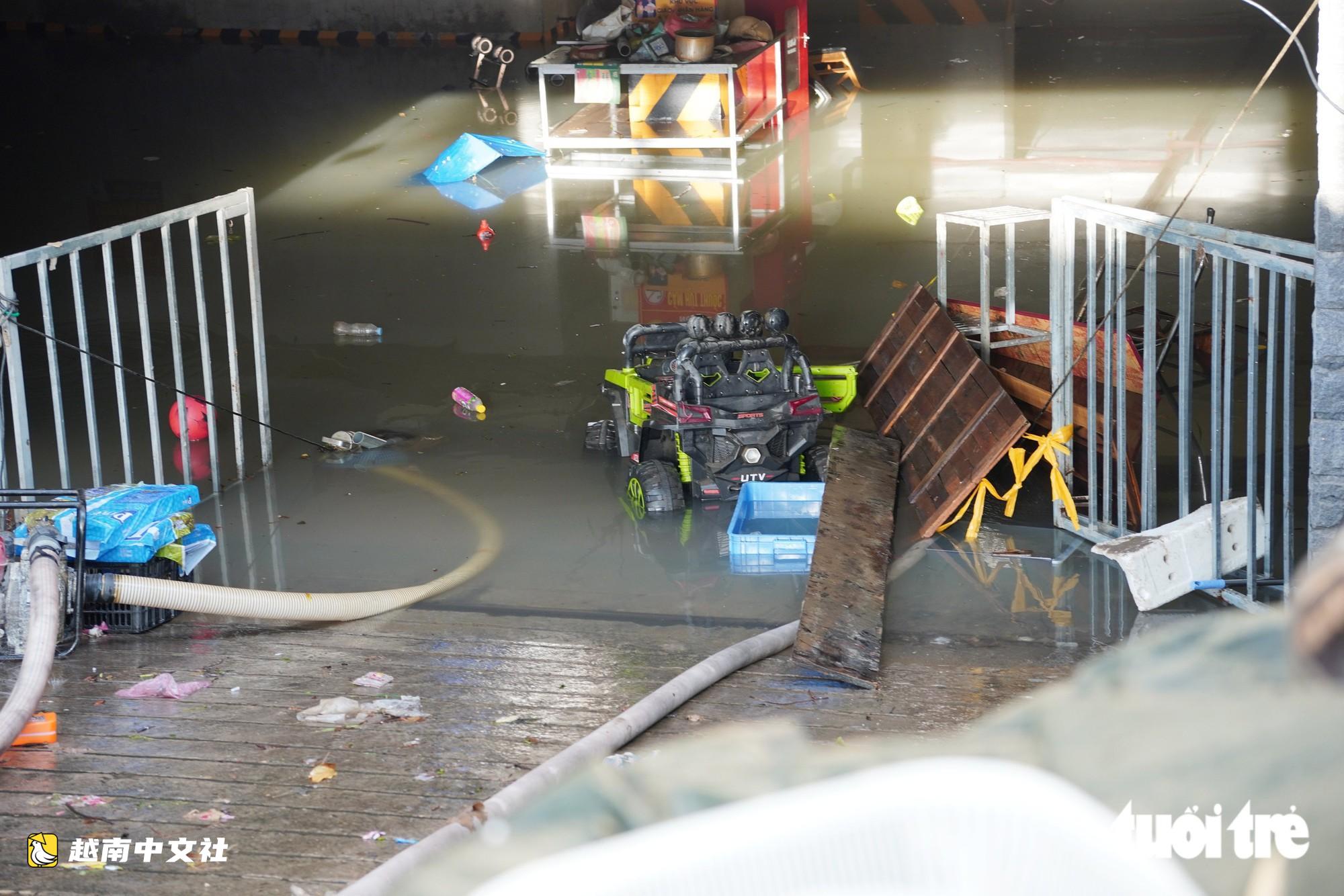 越南榮市歷史性暴雨後:抽水一整天,‘救出’公寓地下車庫多輛摩托車