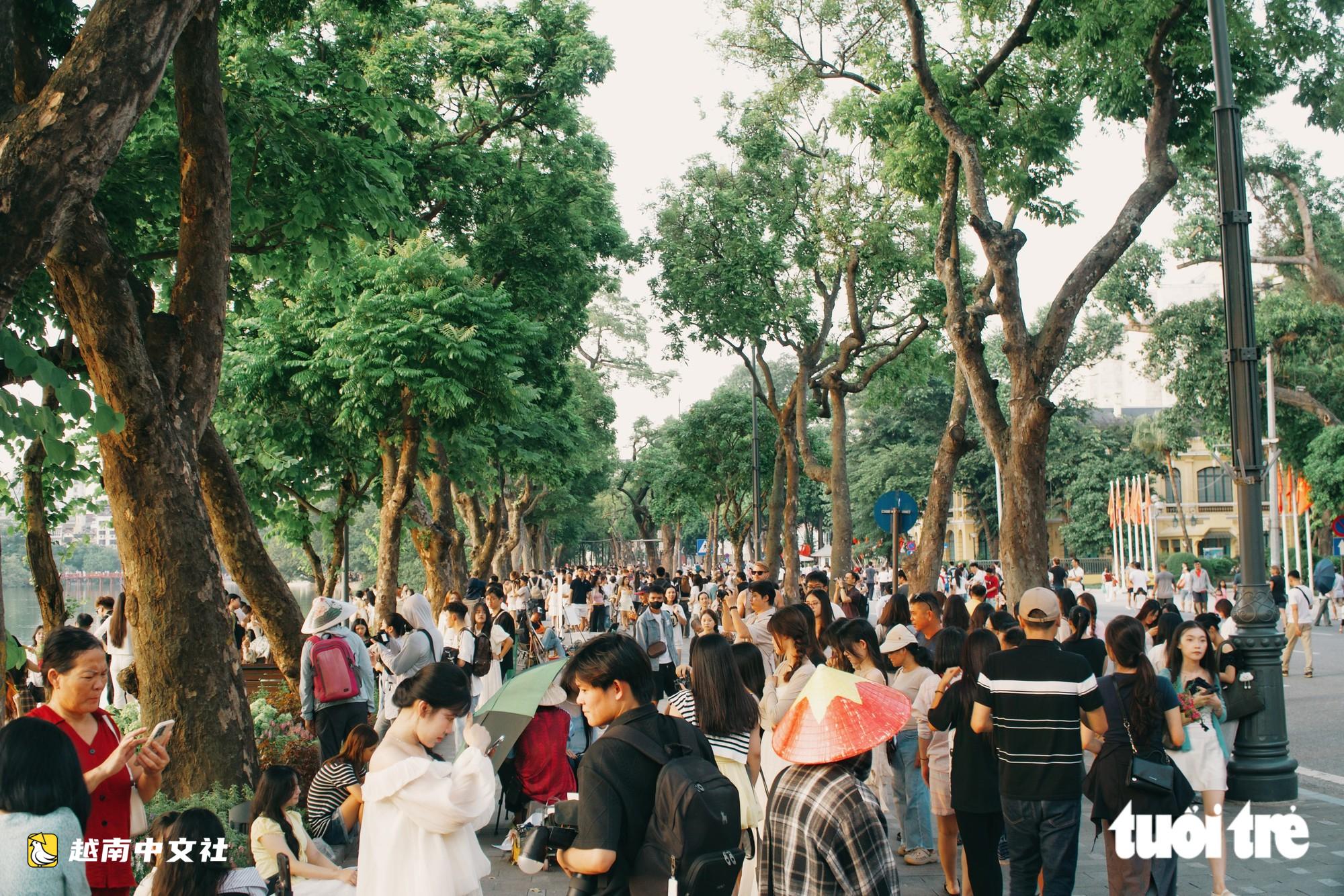 越南河內入秋,“繆斯”們擠在還劍湖等待拍照