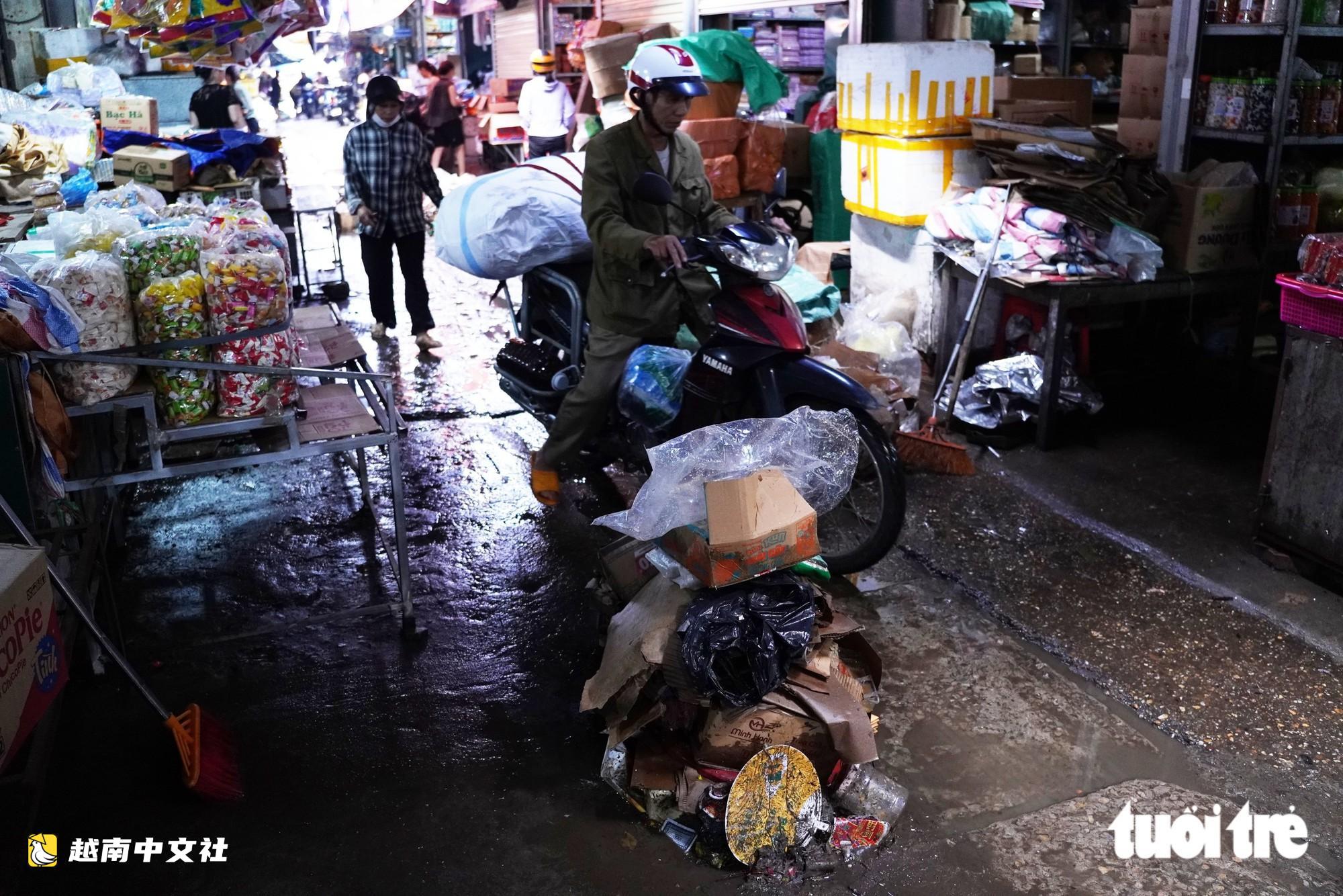 越南榮市市場在創紀錄暴雨後垃圾與貨物一片狼藉