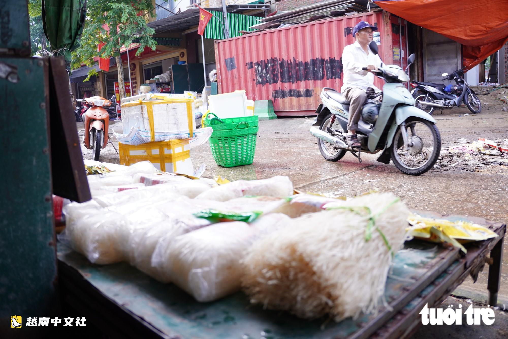 越南榮市市場在創紀錄暴雨後垃圾與貨物一片狼藉