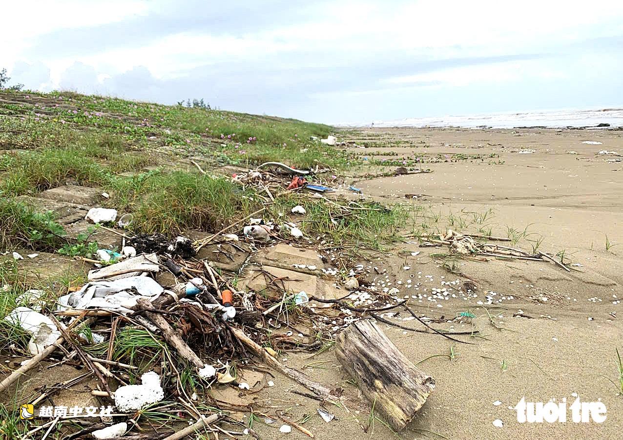 越南:大雨過後垃圾漂流覆蓋海灘