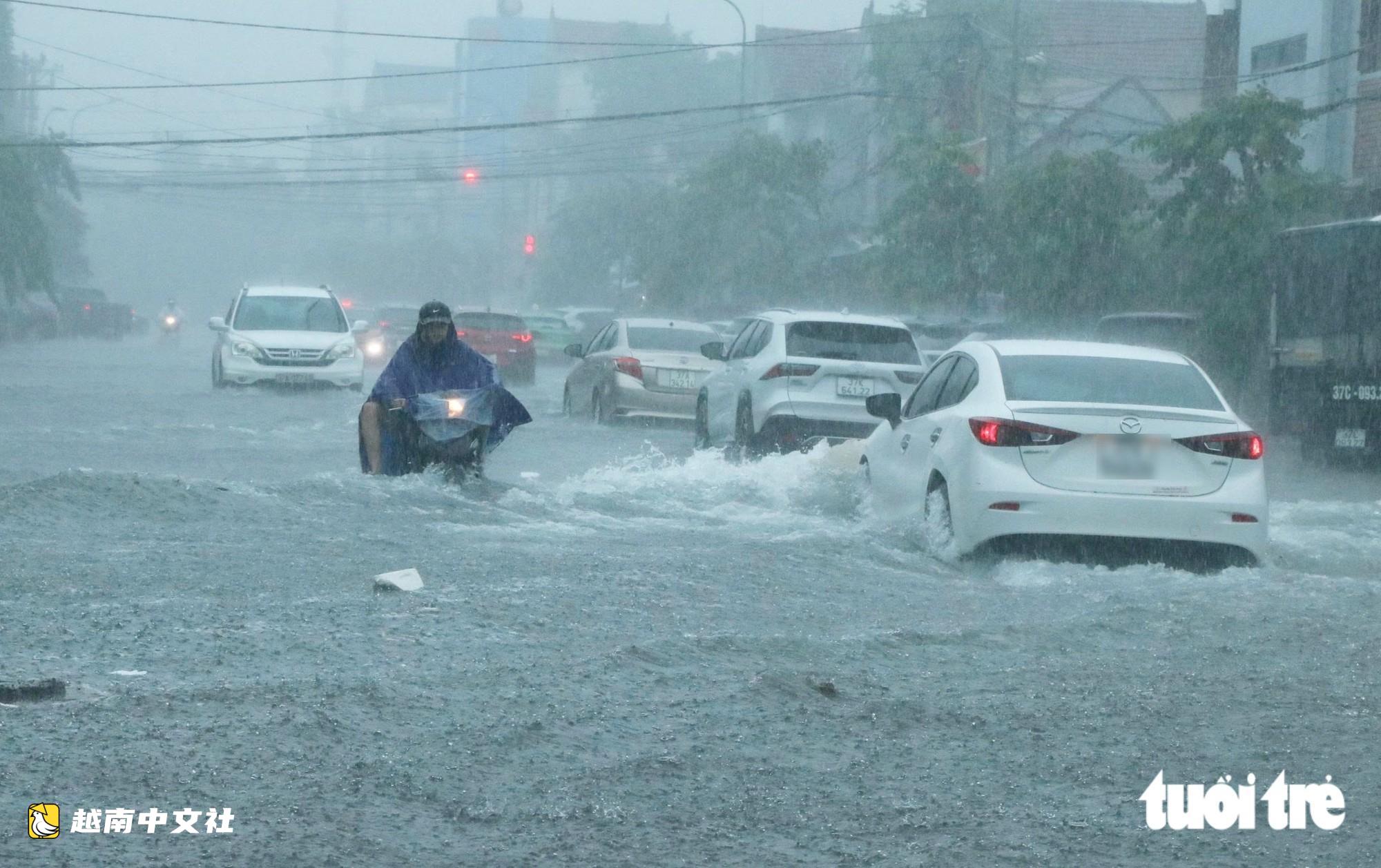 越南榮市遭遇41年來歷史最大暴雨,排水系統超負荷