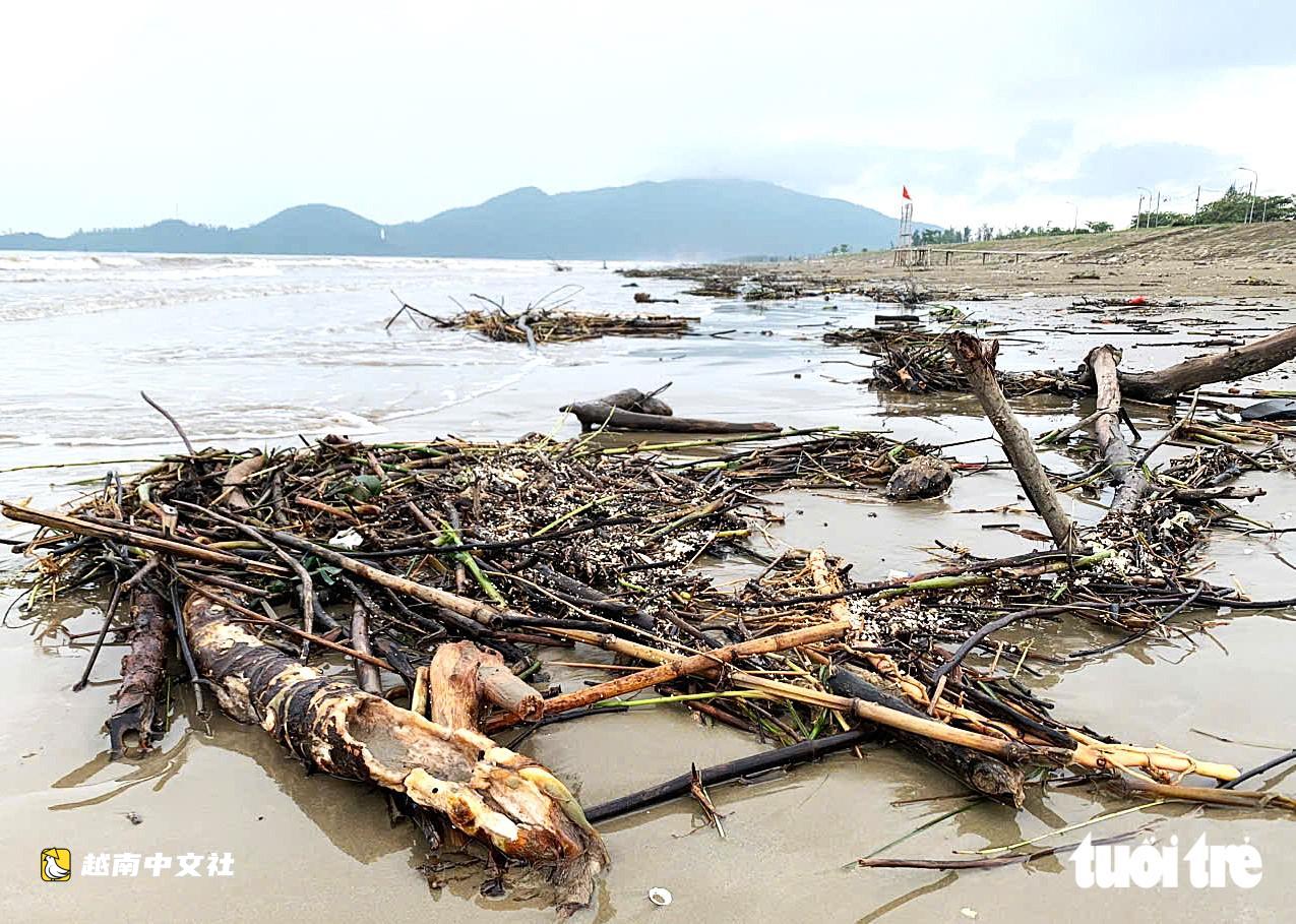 越南:大雨過後垃圾漂流覆蓋海灘