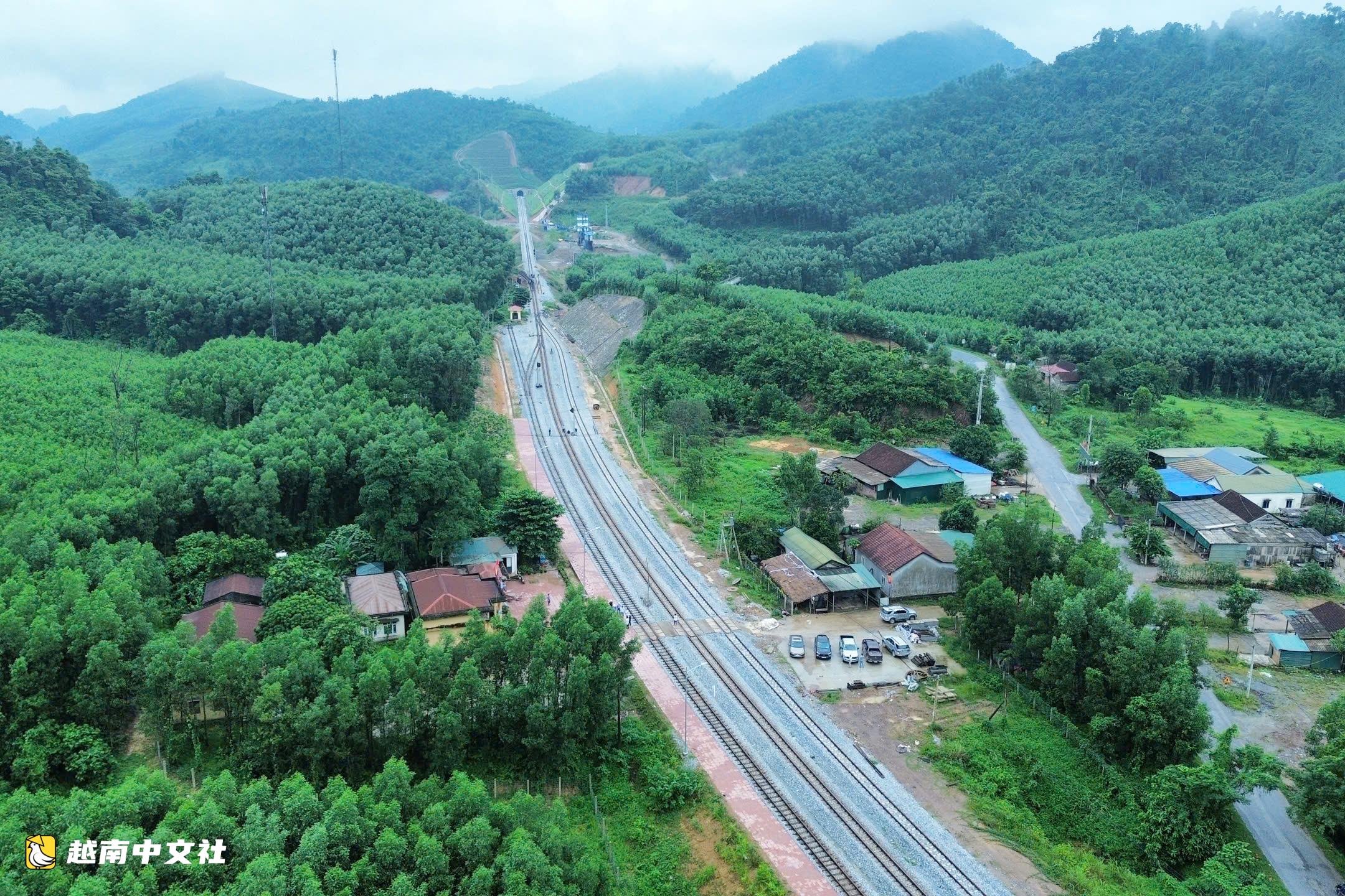 越南首列貨運列車安全通過溪涅隧道