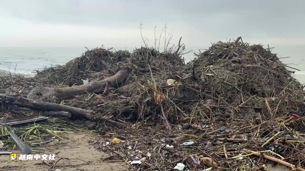 越南岑山海灘在洪水中被垃圾覆蓋