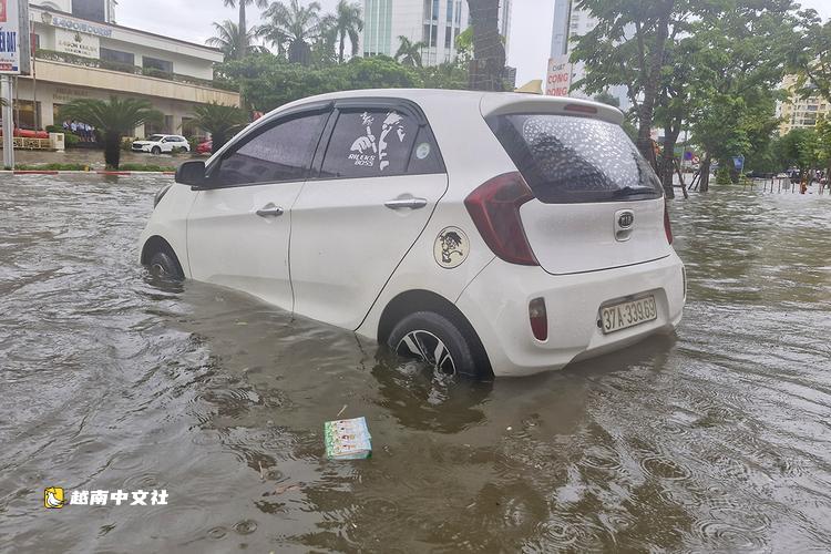 越南榮市在創紀錄降雨後內澇消退
