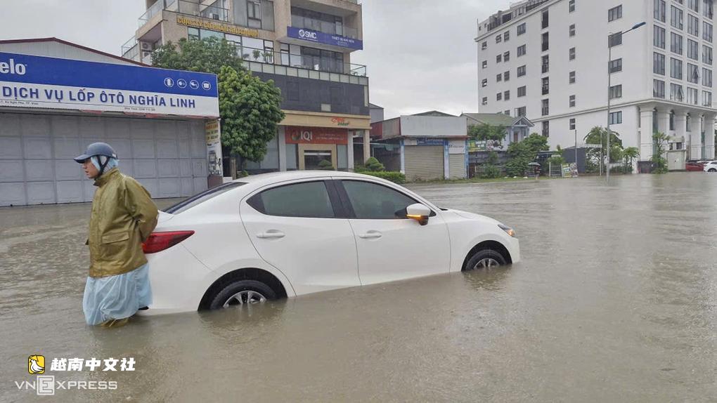越南榮市創紀錄降雨後修車店不堪重負