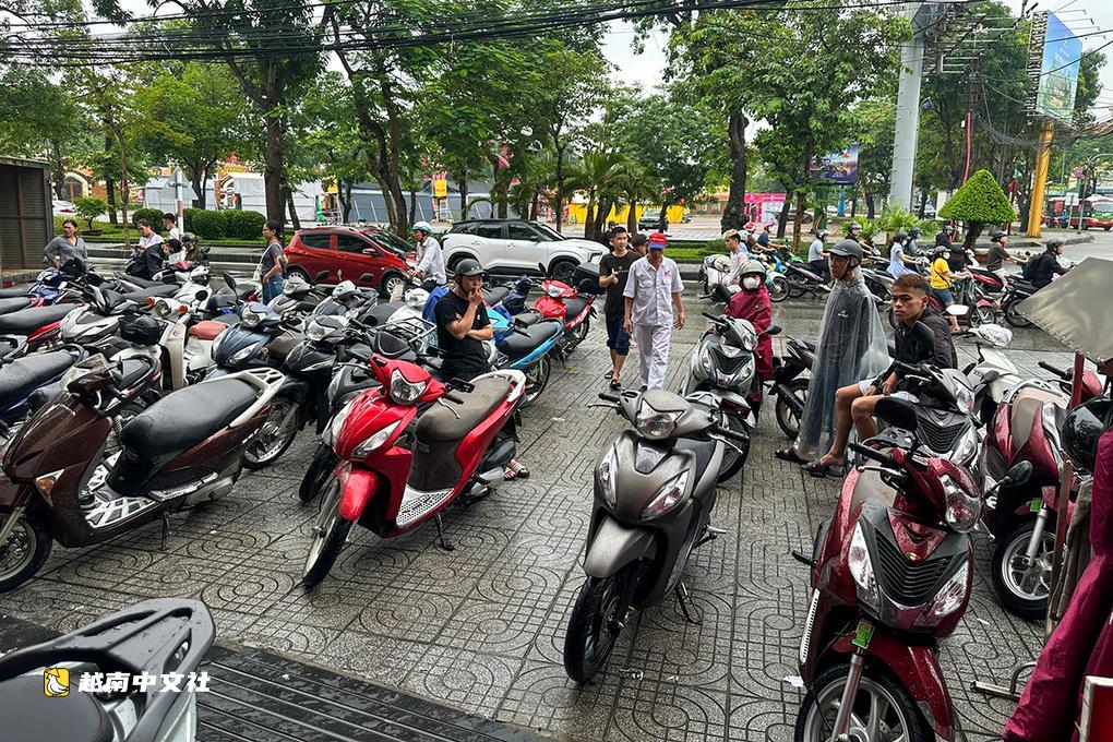 越南榮市創紀錄降雨後修車店不堪重負