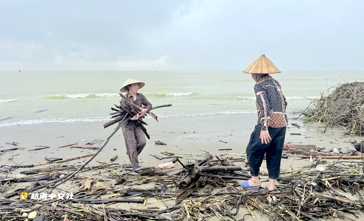 越南岑山海灘在洪水中被垃圾覆蓋