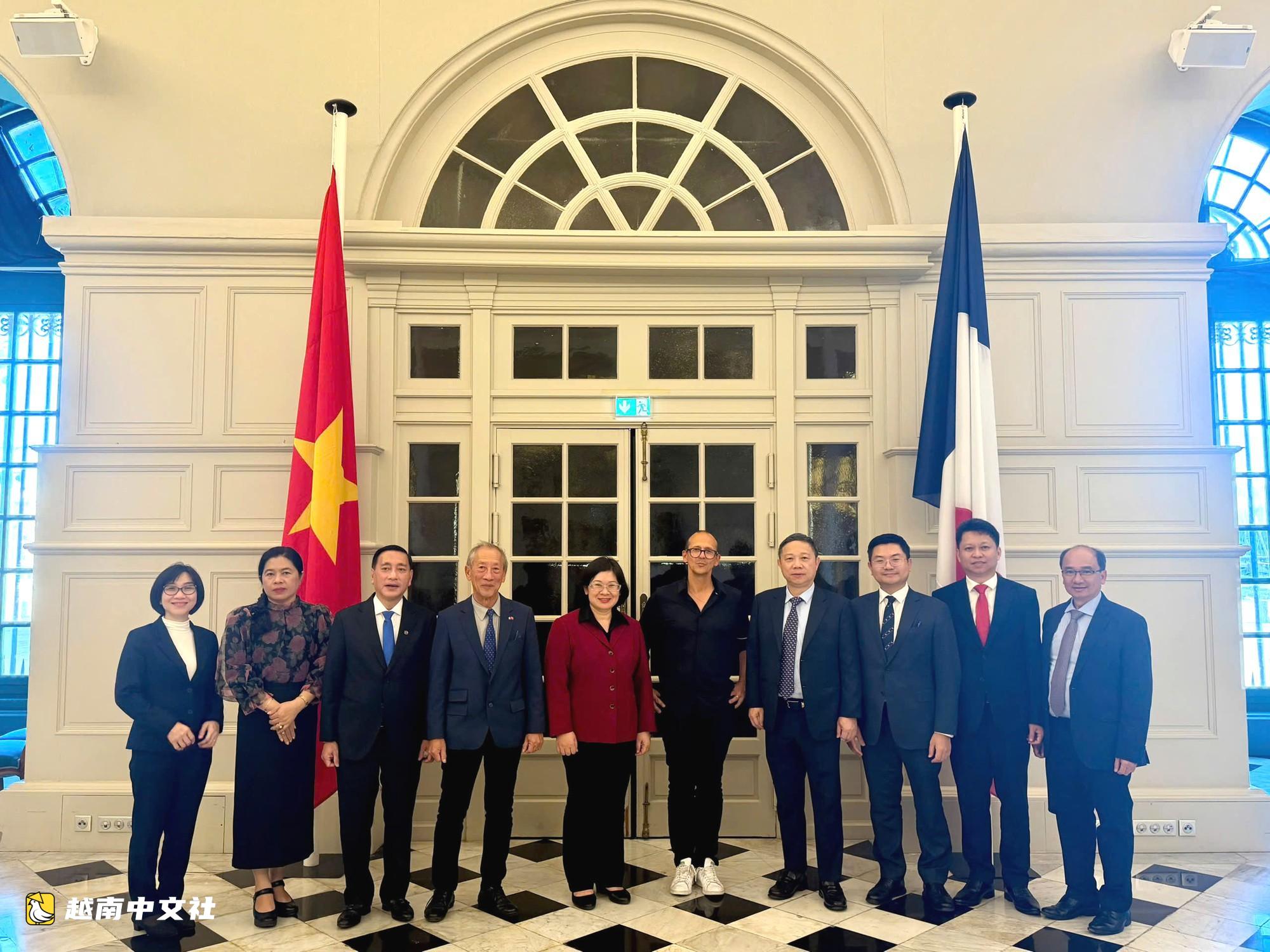 胡志明市市委副書記文氏白雪訪問法國和匈牙利