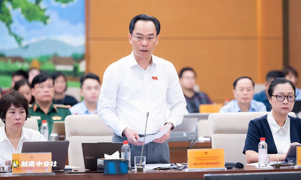 越南教育培訓部長黃明山:“我們嚴肅吸取了教科書短缺的教訓”