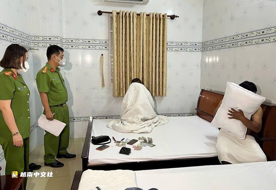 越南高平省警方逮捕23歲嫌疑人:以“旅遊團”形式介紹賣淫,每次收費1000萬至1500萬越南盾