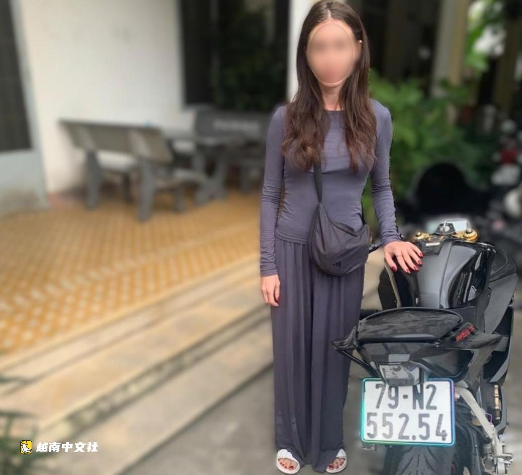 俄羅斯女遊客騎大排量摩托車做出不雅動作,被越南永久驅逐出境
