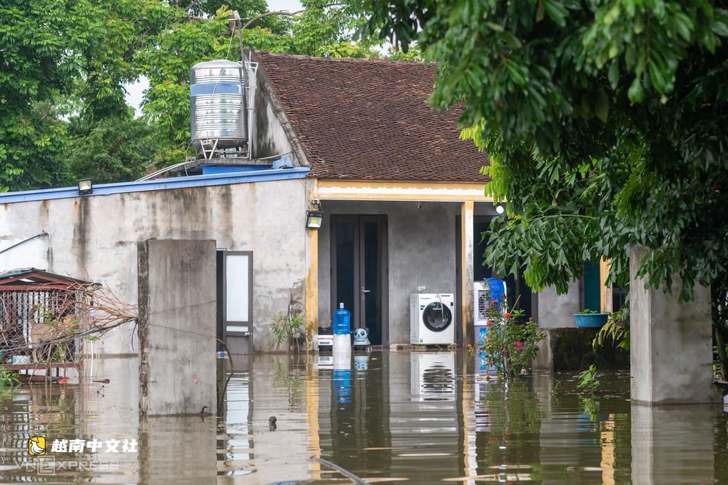 越南洪水消退緩慢,仍有超過5000戶家庭被淹
