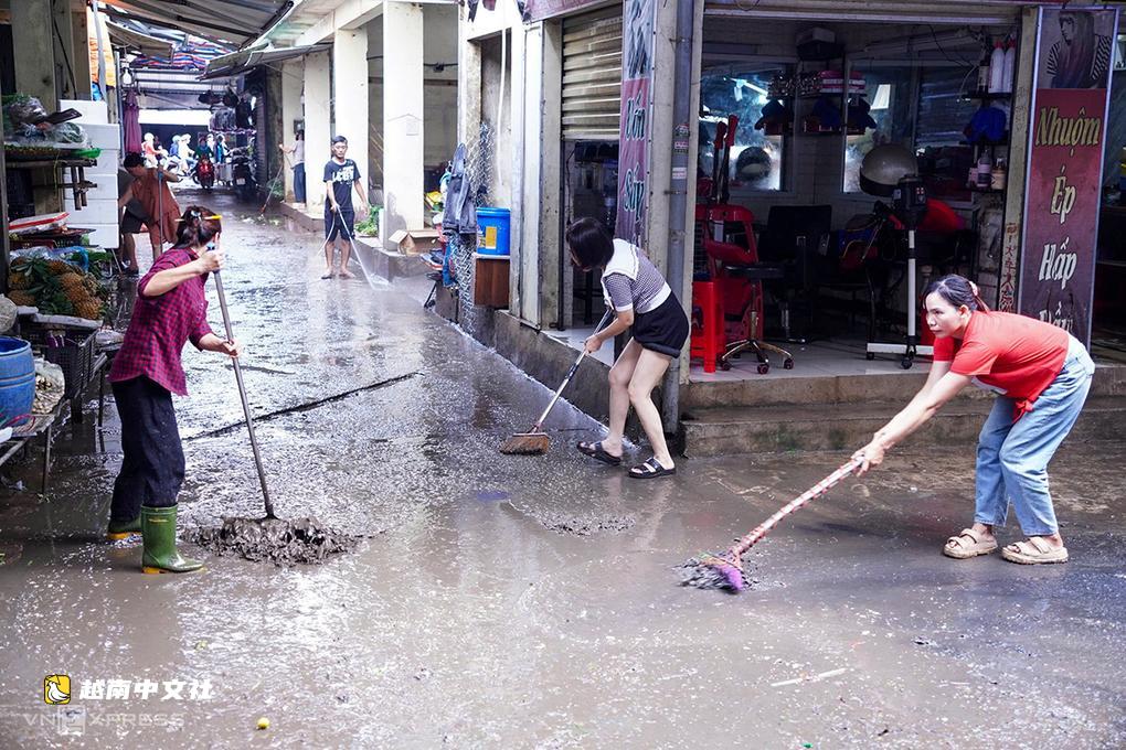 越南榮市在創紀錄降雨後內澇消退