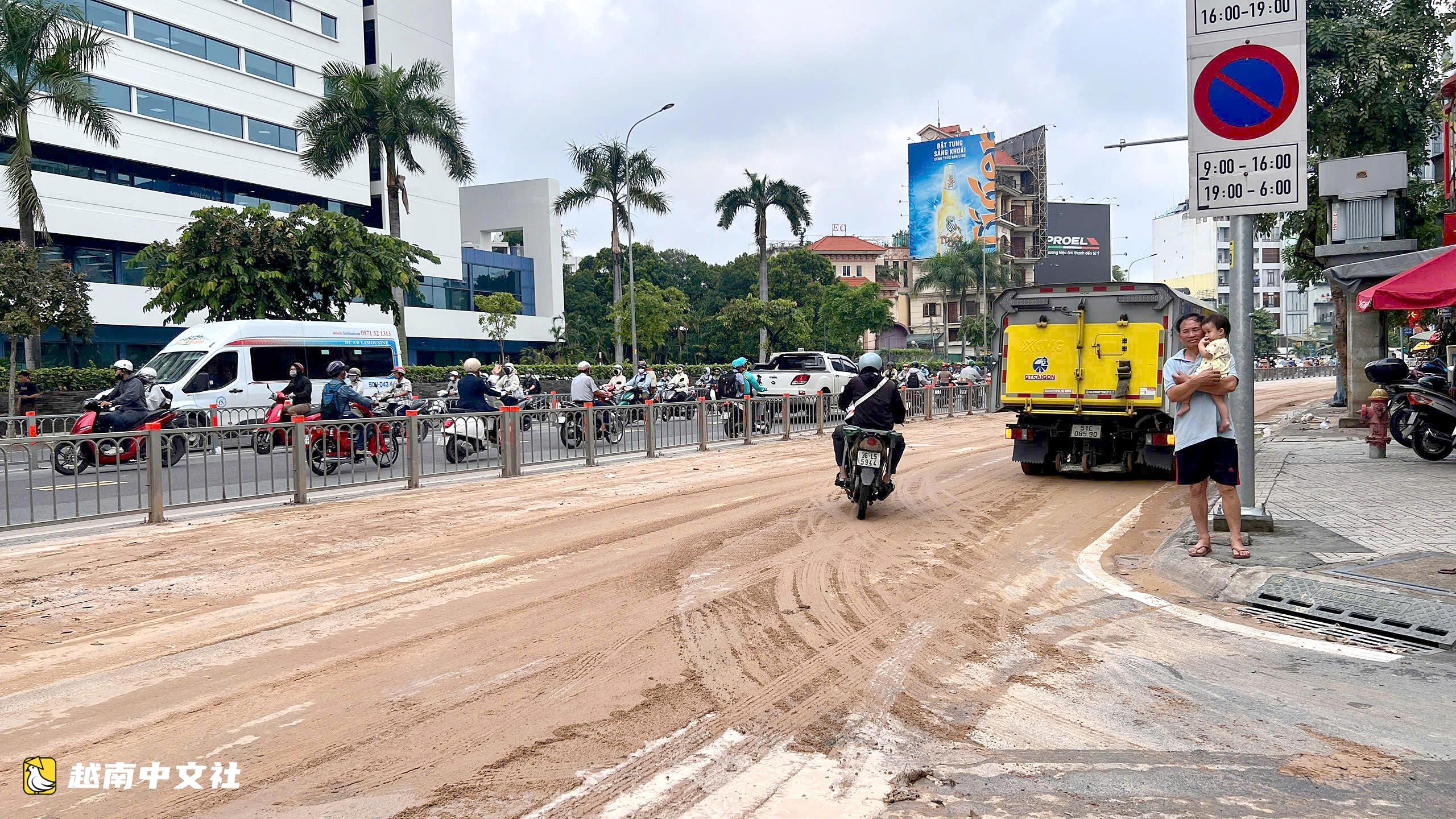 越南胡志明市:泥頭車在共和路掉落泥漿,多人騎摩托車滑倒