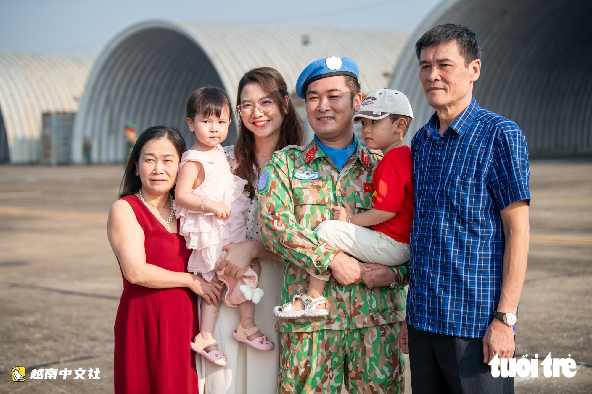 越南8個月大女兒送別父親,年輕戰士推遲婚禮執行聯合國維和任務