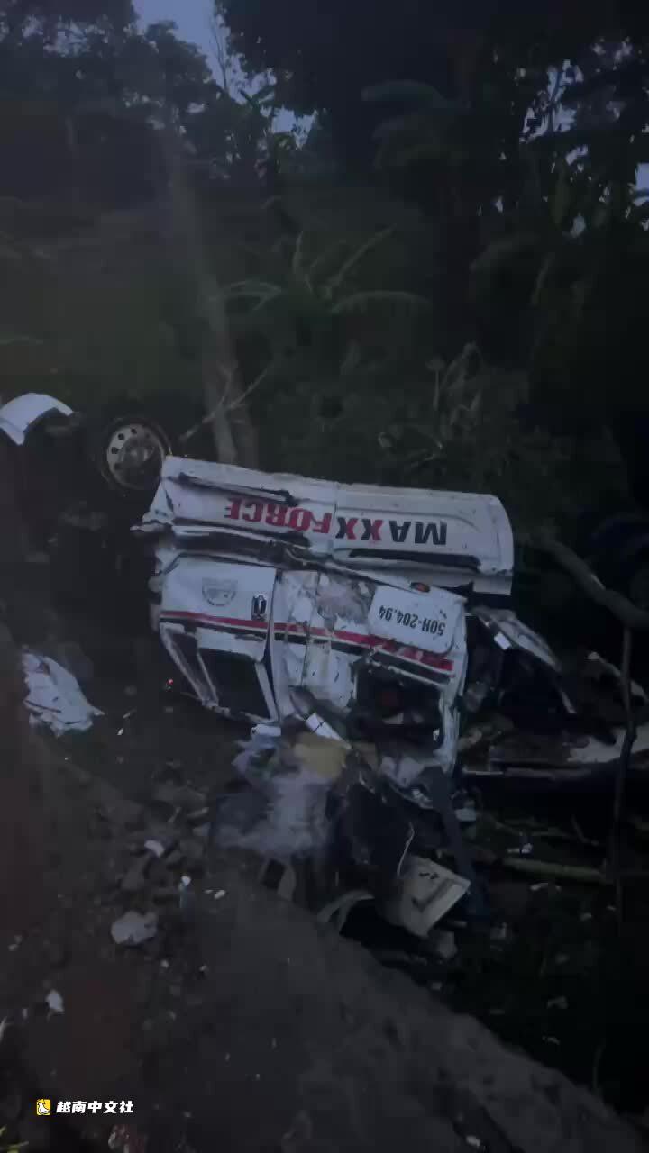 越南一輛載榴蓮牽引車墜入松法山口懸崖