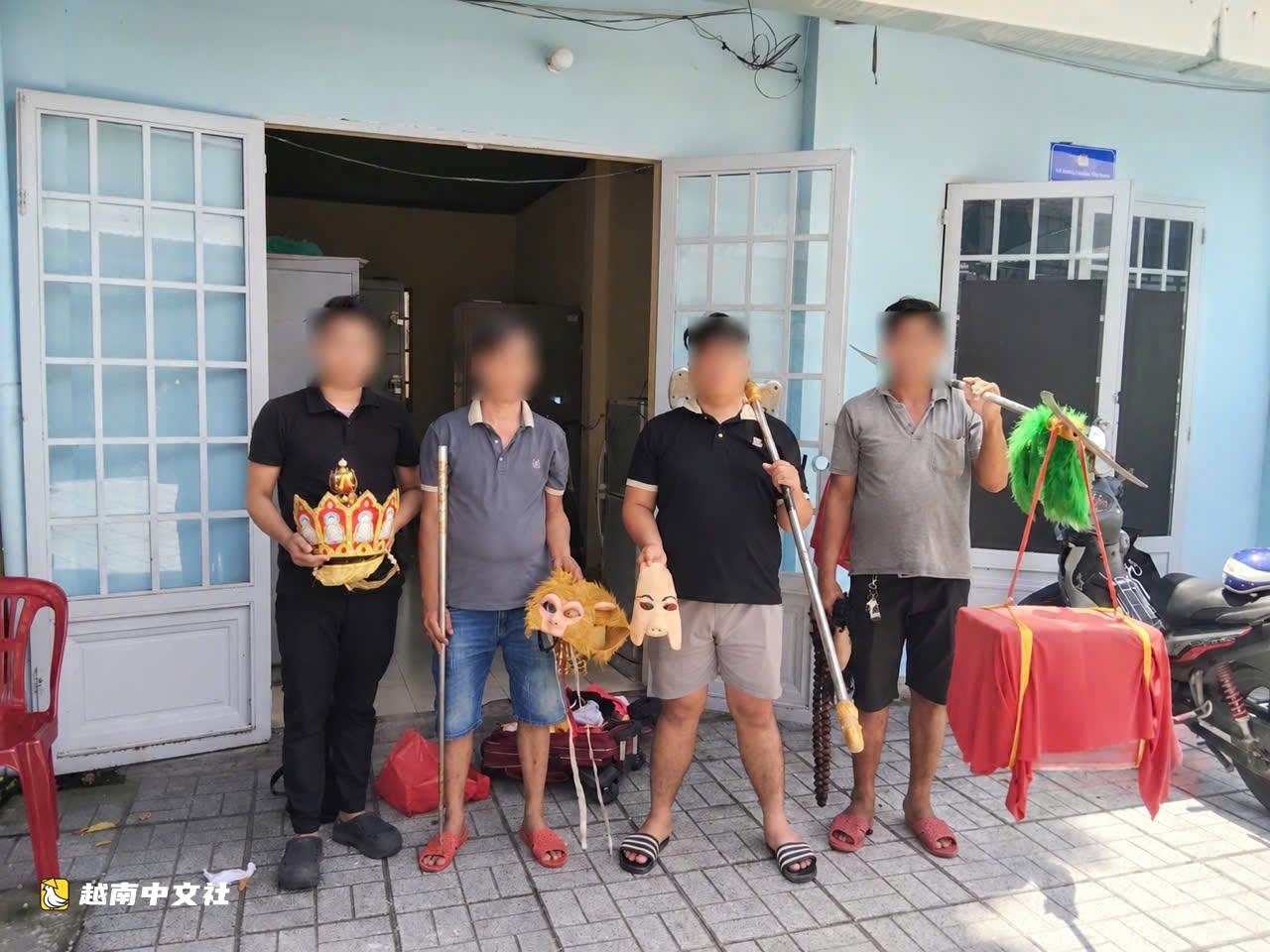 越南4名“唐僧師徒”騎馬在汽車道步行,實為“遵循逝者遺願”