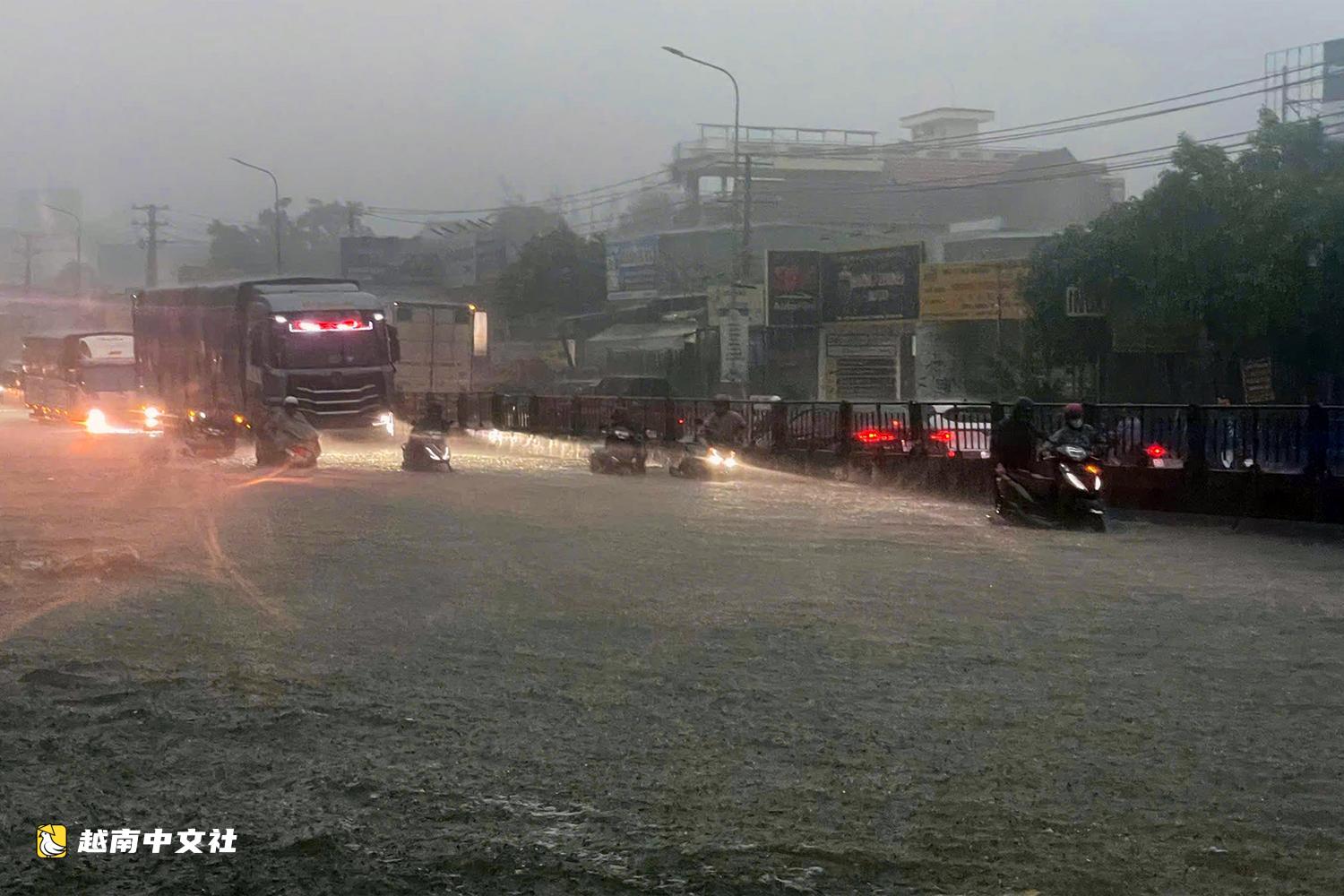 越南同奈省從下午到晚間持續降雨,多條道路被水淹沒